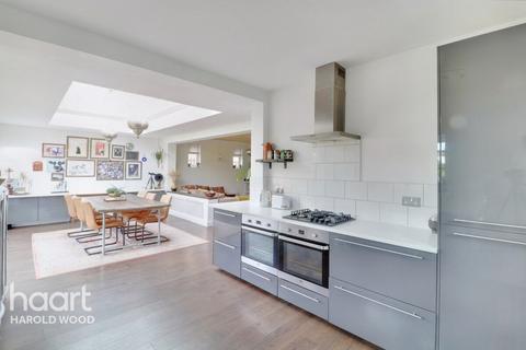 10 Coleridge Road, Romford, RM3 7BB