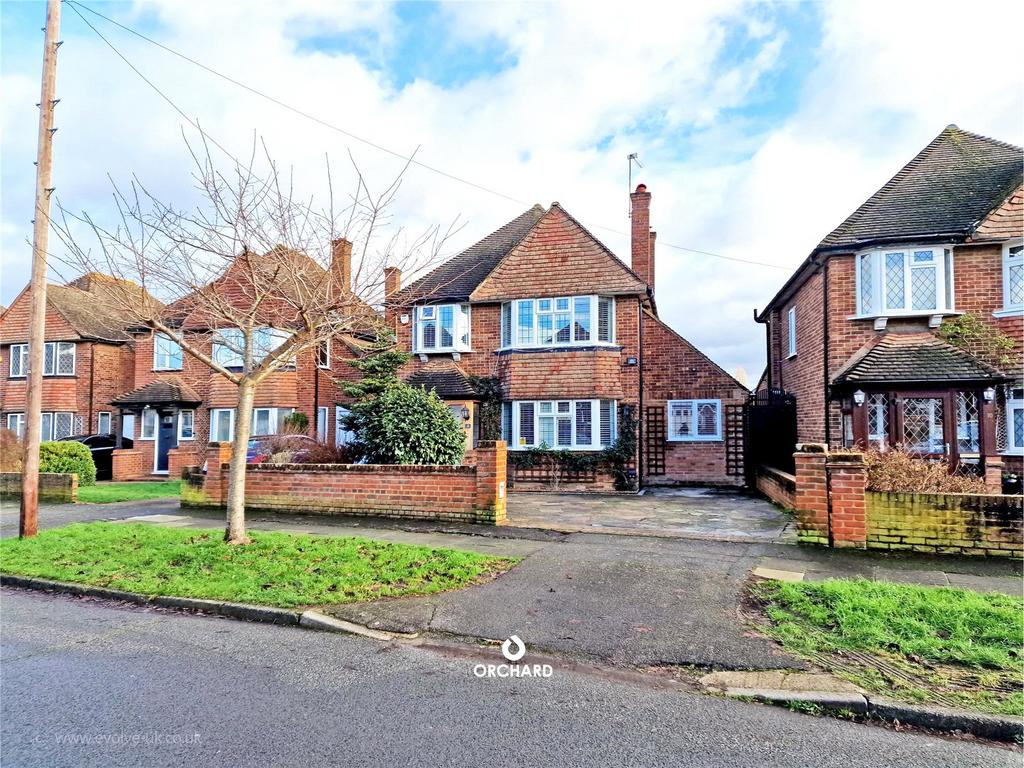 St Drive, Ickenham, UB10 4 bed detached house £975,000