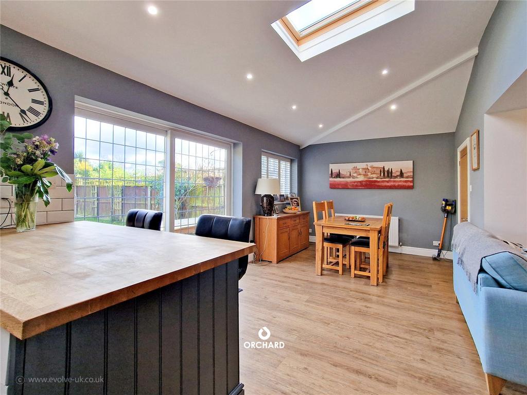 St Drive, Ickenham, UB10 4 bed detached house £975,000