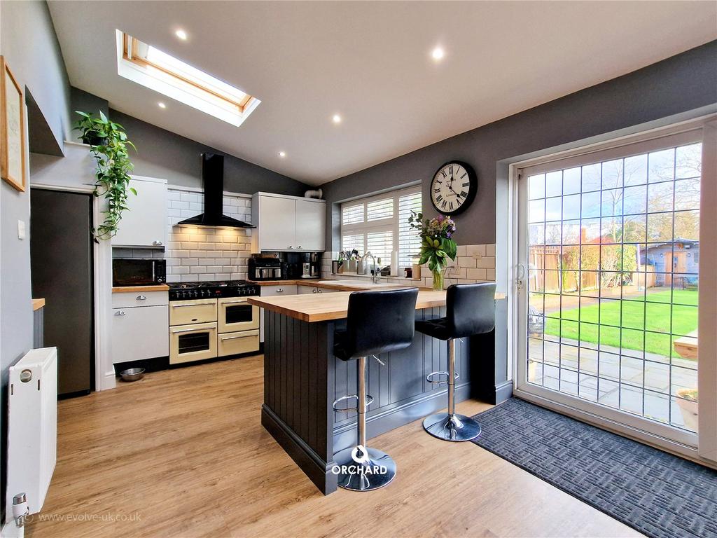 St Drive, Ickenham, UB10 4 bed detached house £975,000