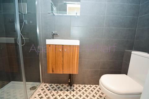 undefined, ( for LL)  Fremantle Road    (Barkingside), London, IG6