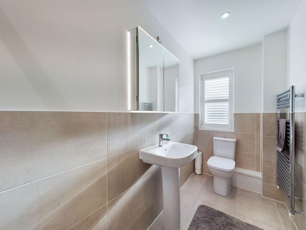 En suite to bedroom one