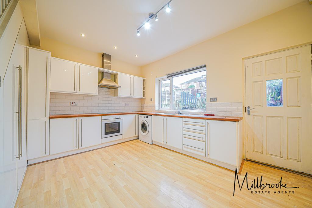 Chaddock Lane, Boothstown... 2 bed terraced house £800 pcm (£185 pw)