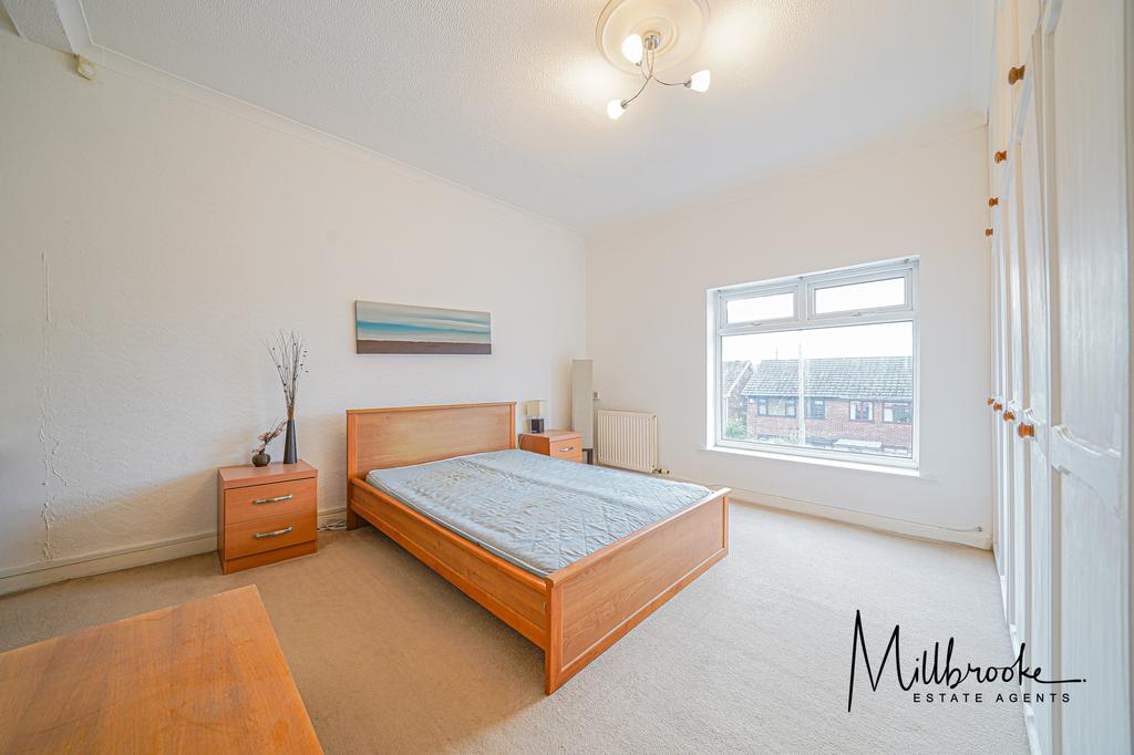 Chaddock Lane, Boothstown... 2 bed terraced house £800 pcm (£185 pw)