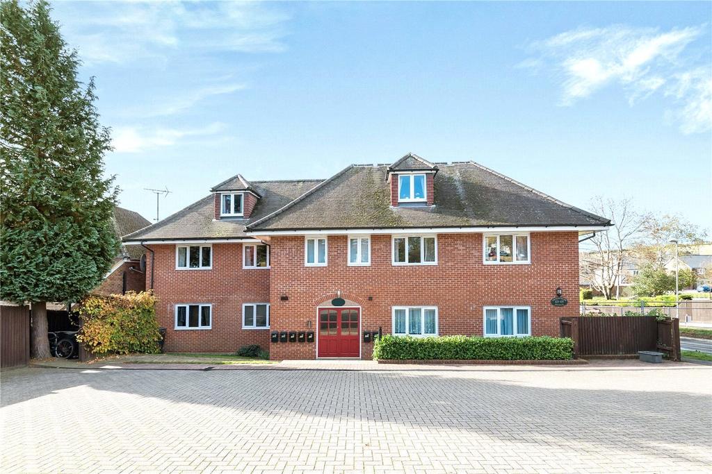 Greenfields Avenue, Alton, Hampshire... 1 bed apartment £900 pcm (£208 pw)