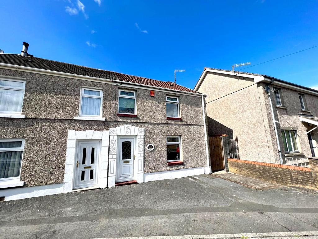Copperworks Road, Llanelli... 2 bed end of terrace house £595 pcm (£