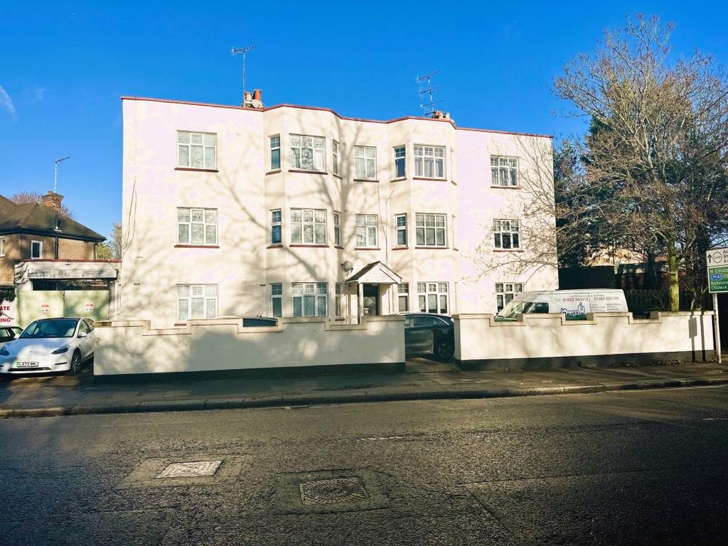 Popes Lane, Ealing 4 bed apartment £310,000