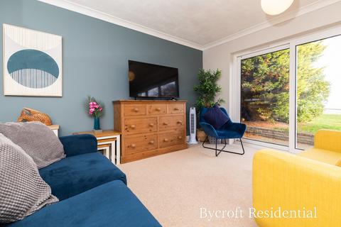 4 bedroom detached bungalow for sale - Bush Road , Winterton-On-Sea