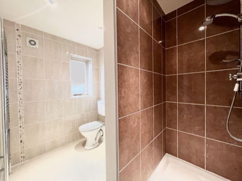 En suite shower...