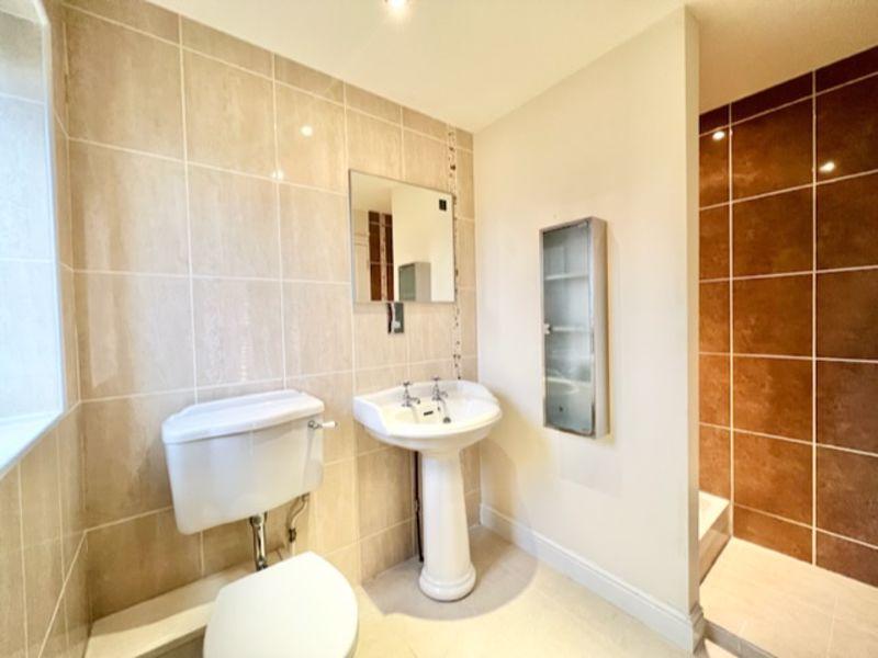 En suite shower...