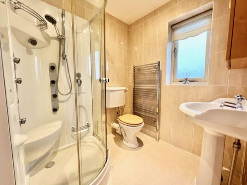 En suite shower...