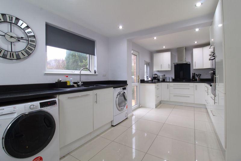 Simmonds Road, Bloxwich, Walsall, WS3 3PU 4 bed property for sale £