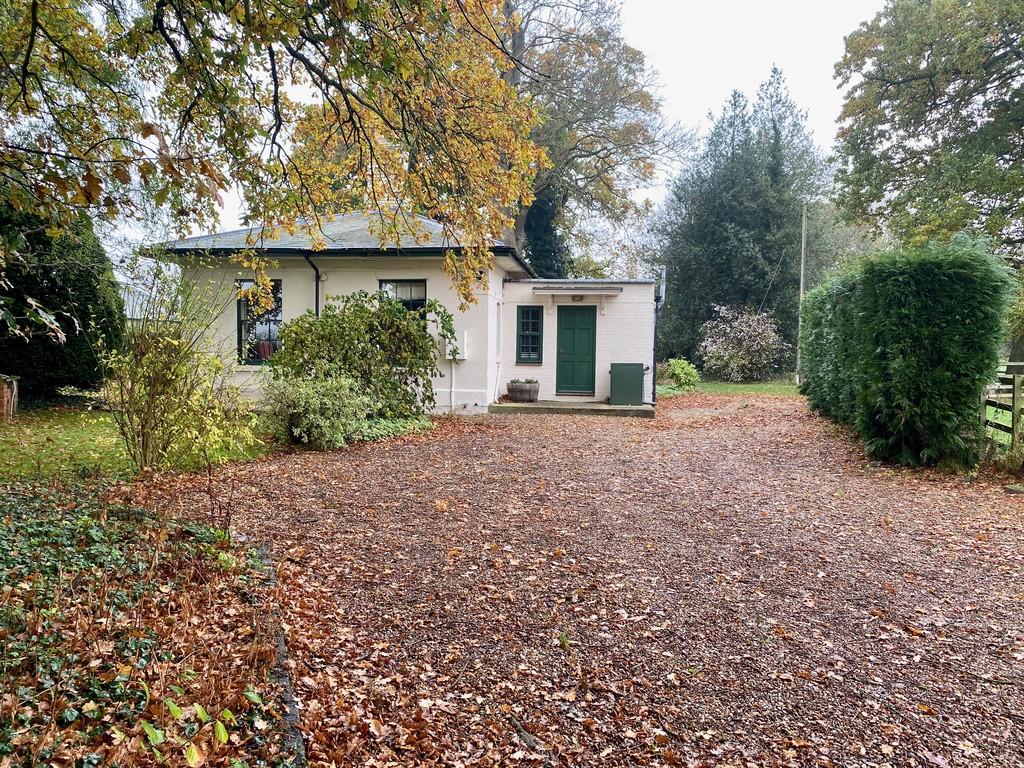 Welton Road, Braunston, Northants. 2 bed detached bungalow £995 pcm