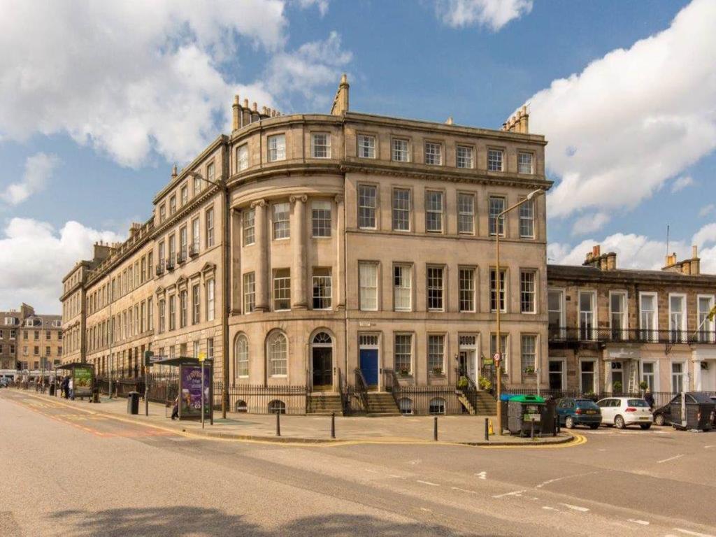 Leopold Place, New Town, Edinburgh 2 bed flat £1,695 pcm (£391 pw)