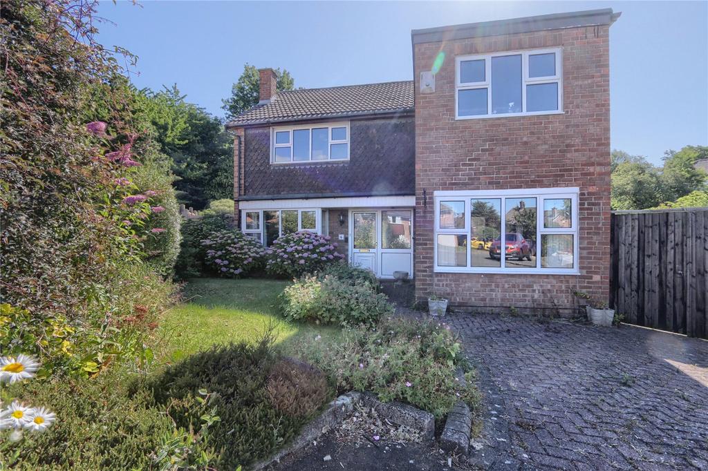 Kent Close, Nunthorpe 4 bed detached house £1,295 pcm (£299 pw)