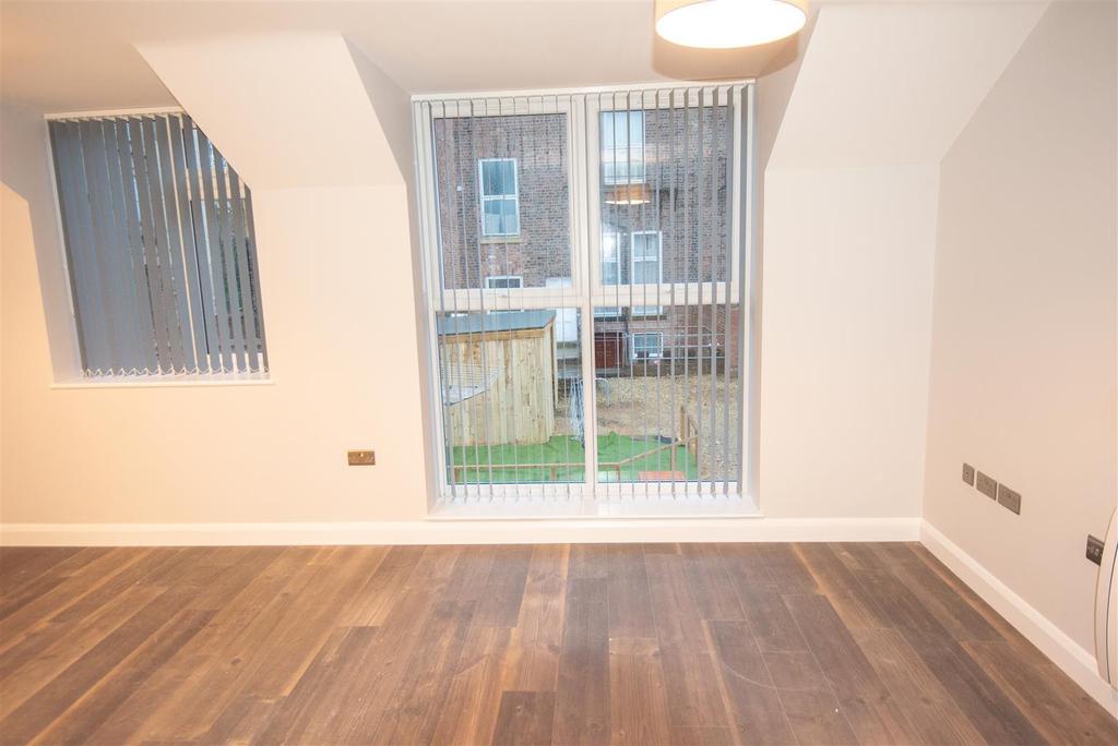 The Croft, Braeside Gardens, York 2 bed flat £900 pcm (£208 pw)