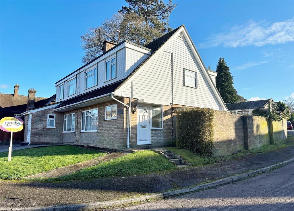 Riverdale, Wrecclesham, Farnham 3 bed semidetached house £400,000