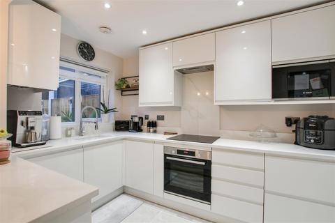 4 bedroom end of terrace house for sale - Worcesters Avenue, Enfield