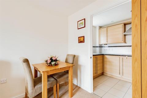 2 bedroom apartment for sale - Blunsdon Court, Lady Lane, Swindon, SN25 2NA