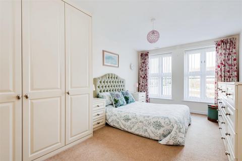 2 bedroom apartment for sale - Blunsdon Court, Lady Lane, Swindon, SN25 2NA