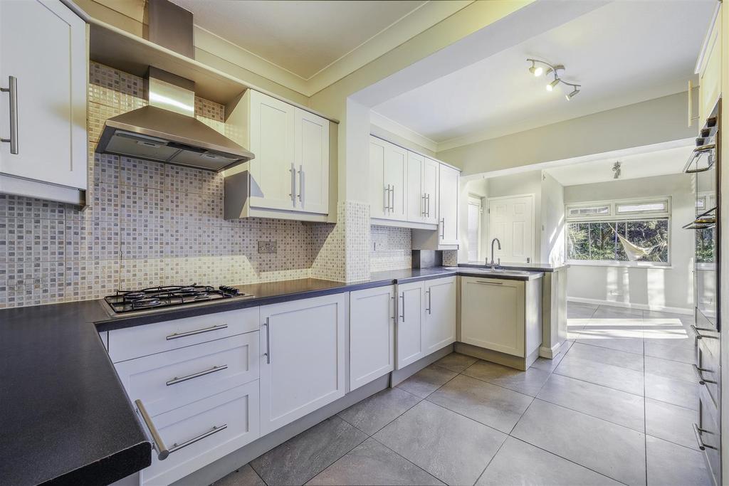 Partridge Mead, Banstead 2 bed detached bungalow £600,000