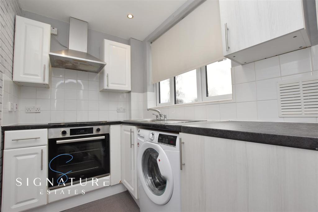Rayleigh House, Shirley Road, Abbots... 2 bed flat £1,250 pcm (£288 pw)