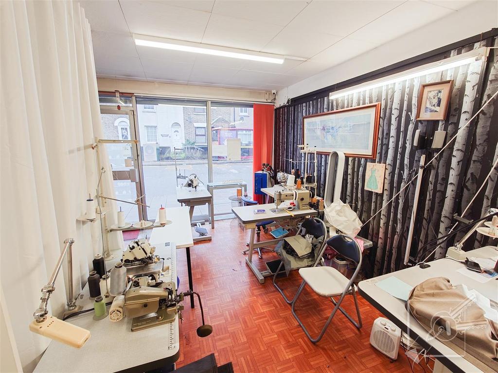 High Street, Kent Shop £800 pcm (£185 pw)