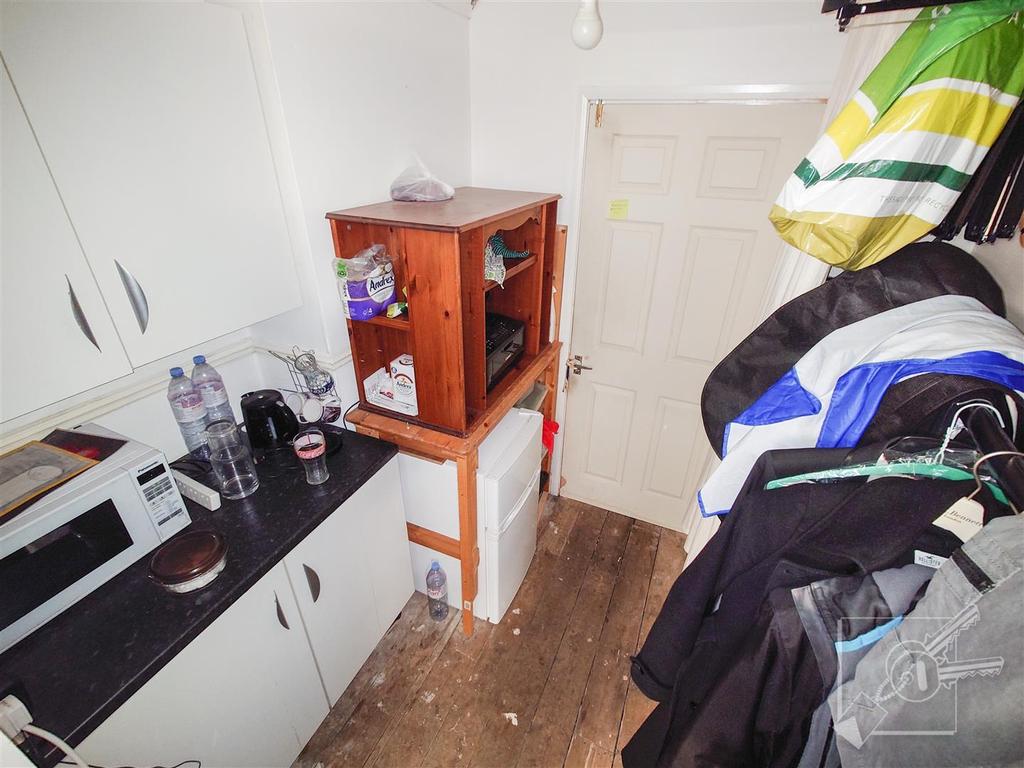 High Street, Kent Shop £800 pcm (£185 pw)