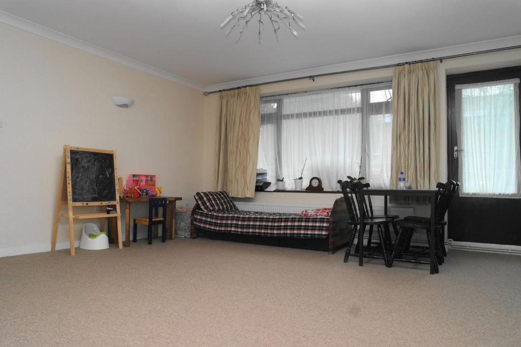 Ashcroft Court, Greenacres, Eltham, SE9 5BQ 3 bed flat £1,500 pcm (£