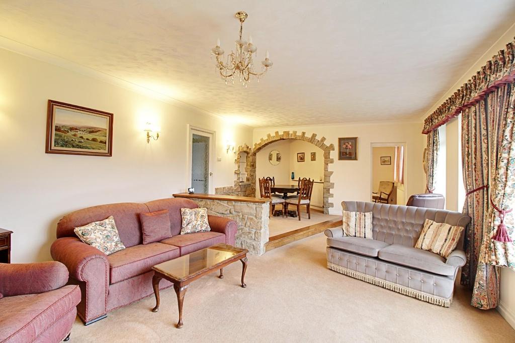 Park Road, Menston, Ilkley, LS29 2 bed detached bungalow £495,000