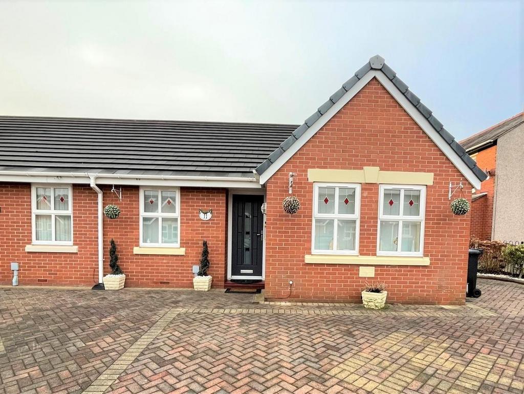 Stowe Gardens, Leigh 2 bed semidetached bungalow for sale £224,950