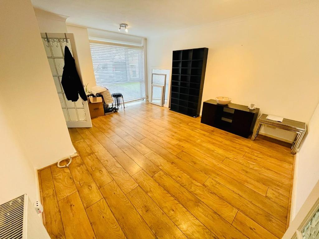 Addenbrooke Drive, Sutton Coldfield 3 bed house £1,100 pcm (£254 pw)