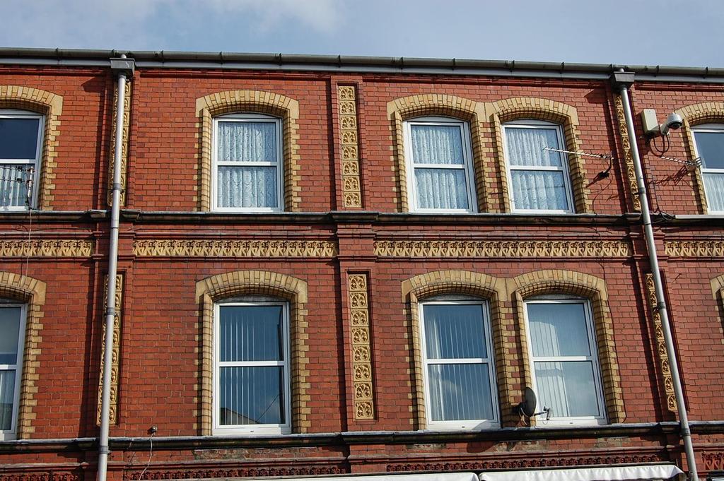 College Street, Ammanford 2 bed apartment £575 pcm (£133 pw)