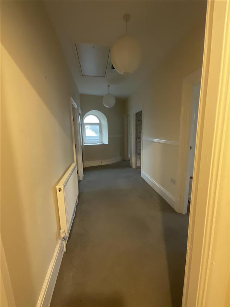 College Street, Ammanford 2 bed apartment £575 pcm (£133 pw)