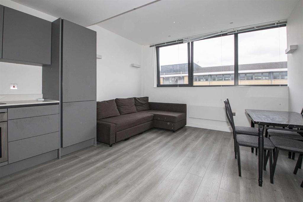 Foxhunter Drive, Linford Wood 1 bed apartment £960 pcm (£222 pw)