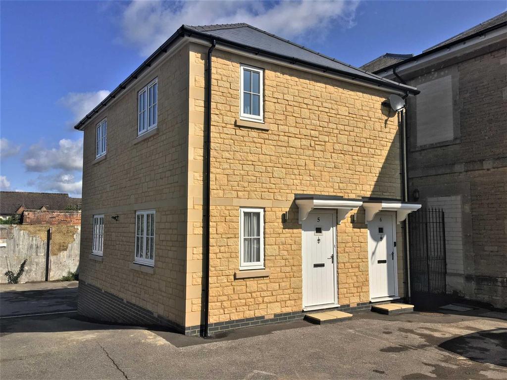 12 The Causeway, Chippenham 1 bed flat £750 pcm (£173 pw)
