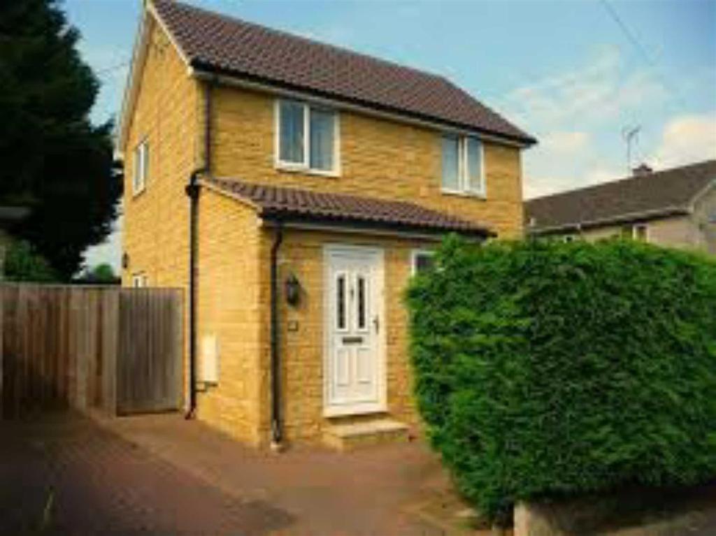 Tupman Road, Corsham 2 bed detached house £850 pcm (£196 pw)