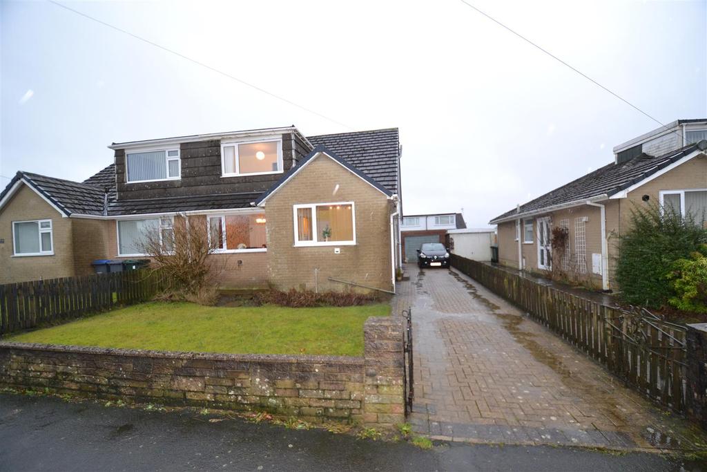 Foxhill Drive, Queensbury, Bradford 4 bed semidetached house £230,000