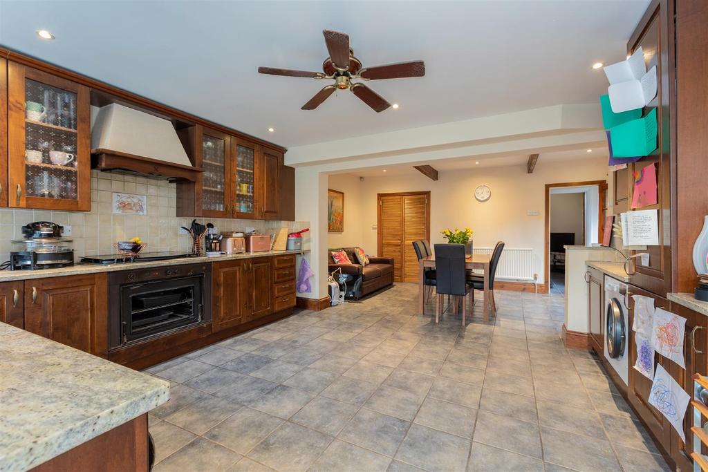St. Pauls Avenue, Slough 3 bed detached house £524,950