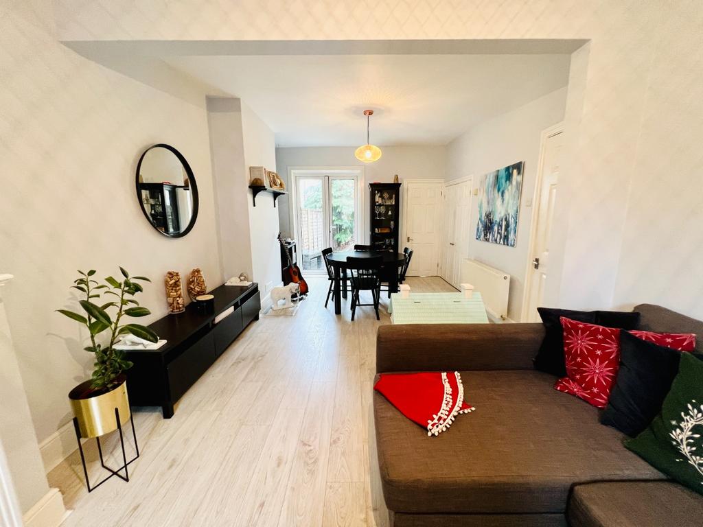 Swingate Lane, Plumstead, London, SE18 2HJ 2 bed terraced house £400,000