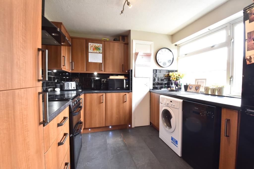 Dorel Close, Luton, Bedfordshire, LU2 7JH 2 bed terraced house £270,000