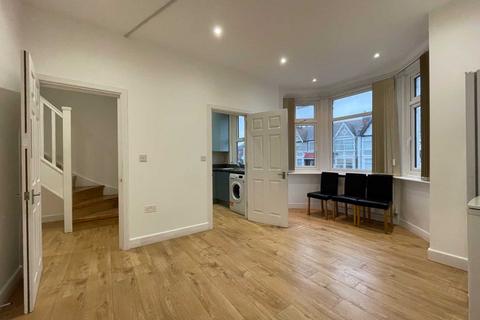 3 bedroom flat for sale, Park Road, London