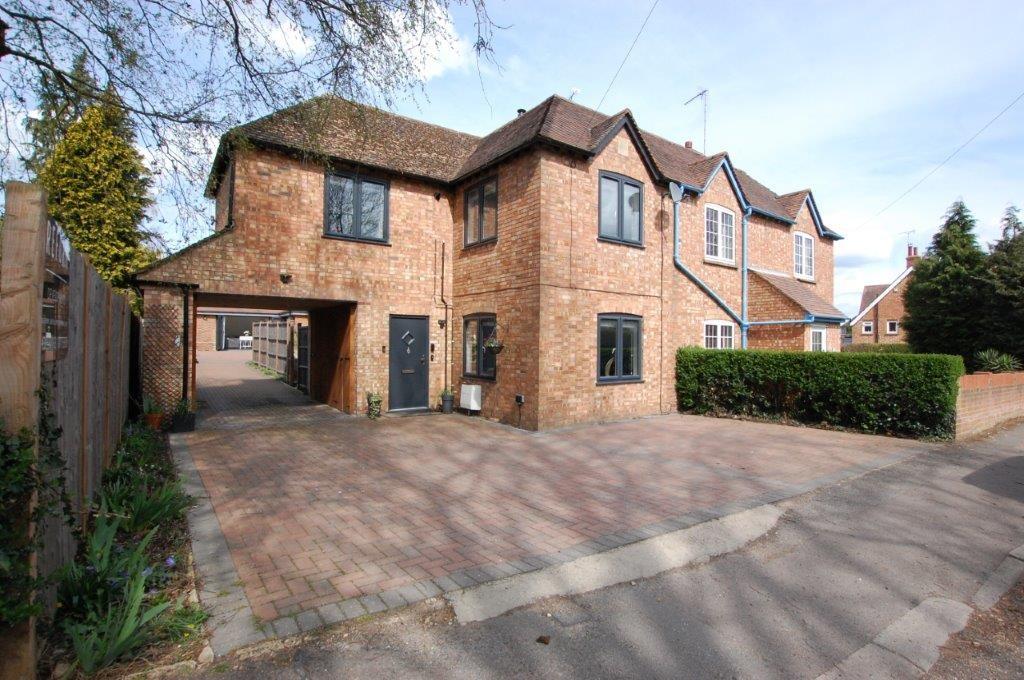School Lane, Welwyn, AL6 3 bed semidetached house £2,100 pcm (£485 pw)