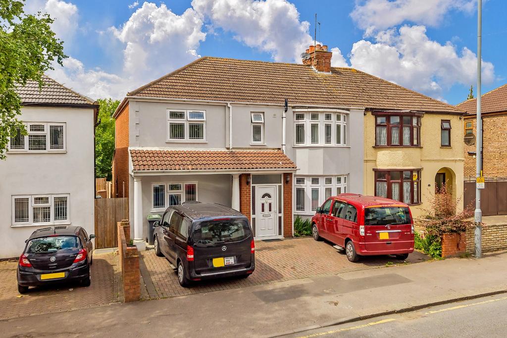 Woodland Avenue, Luton, Bedfordshire, LU3 1RW 5 bed semidetached house £500,000