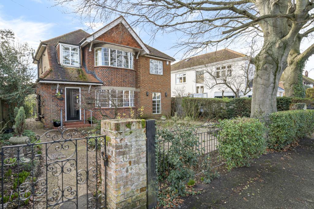 Windsor, Berkshire, SL4 4 bed detached house for sale £800,000