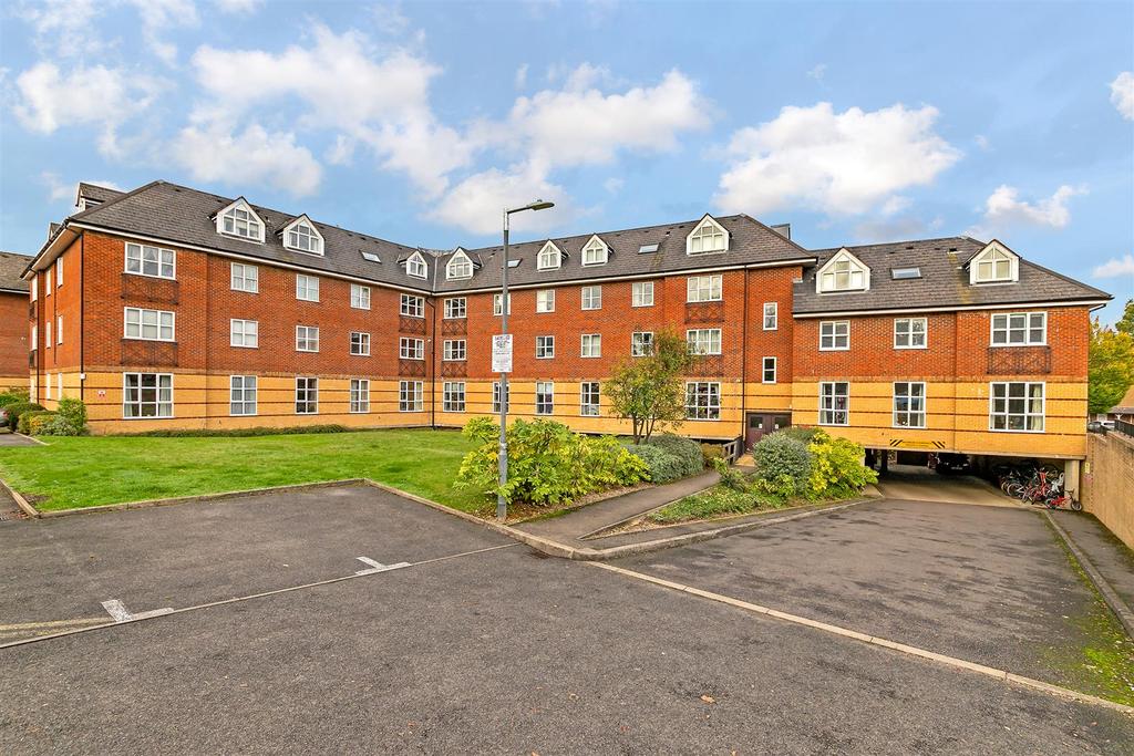 40 Gatcombe Court-5.jpg