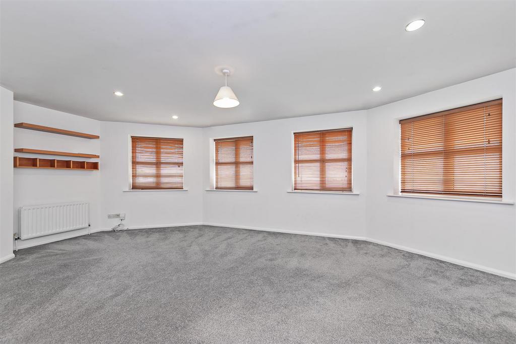 40 Gatcombe Court-16.jpg