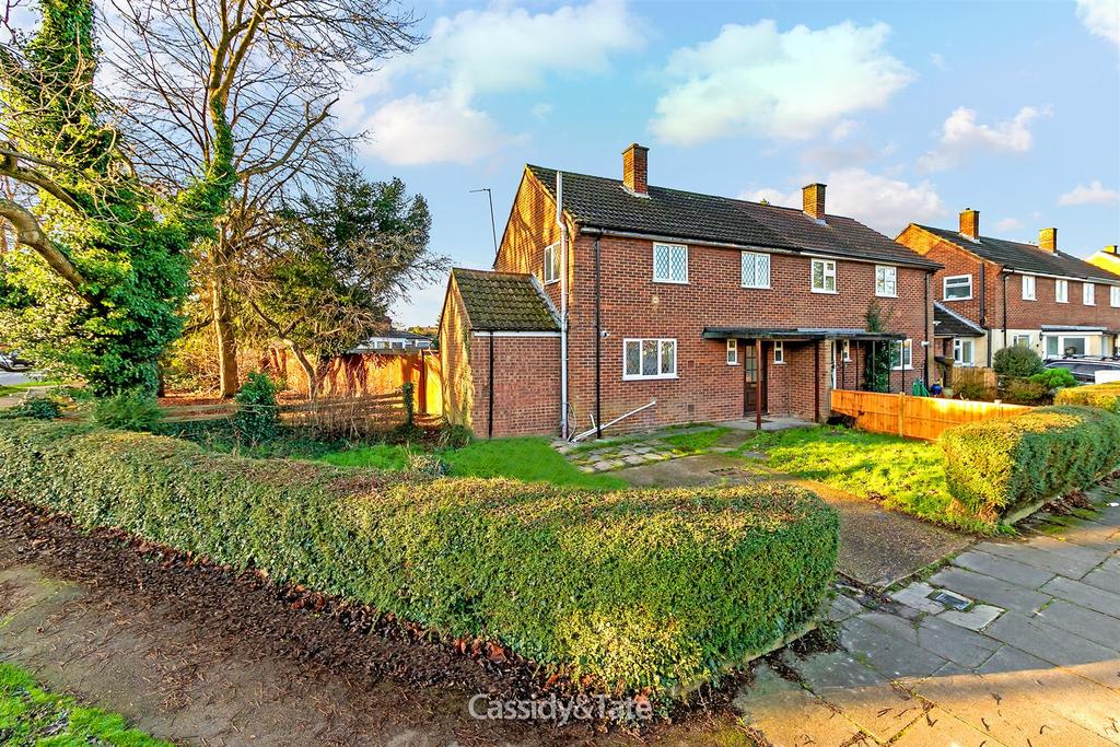 Thirlmere Drive, St. Albans 3 bed semidetached house £2,100 pcm (£