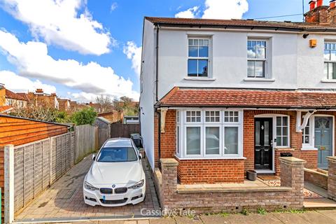 3 bedroom end of terrace house to rent, Cape Road, St. Albans