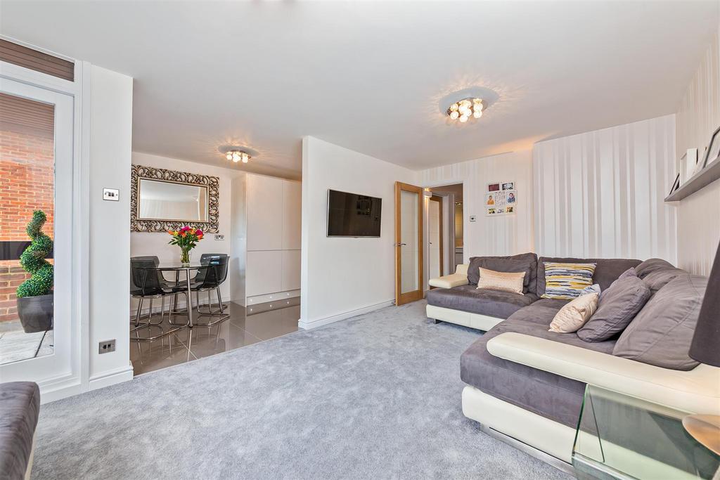 16 Holmes Court-10.jpg